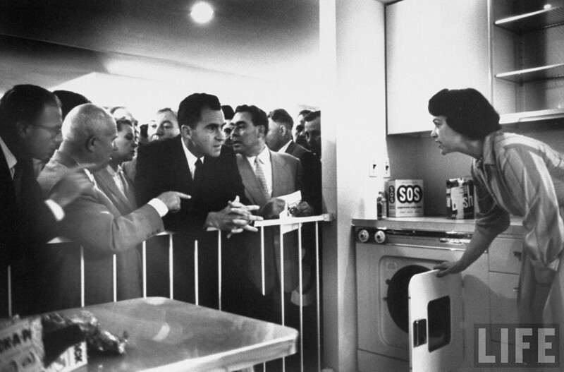 Советский премьер Никита Хрущев тычет пальцем в американского вице-президента Ричарда Никсона во время т.н. "кухонных дебатов" у модели кухни на американской выставке. Стенд фирмы General Electric,