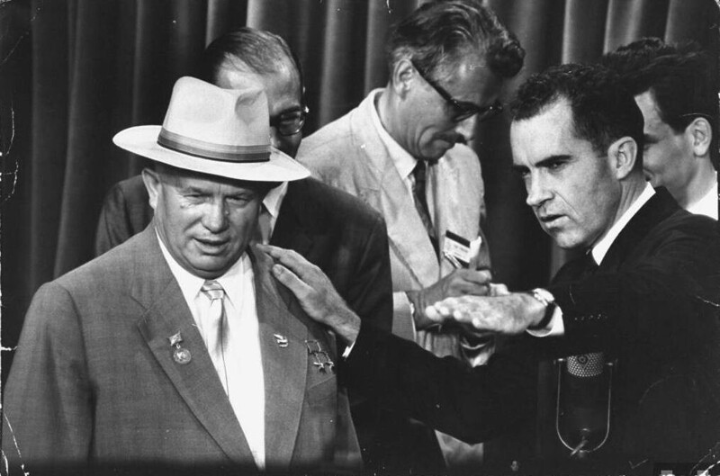 Ричард Никсон схватил за плечо Хрущева во время спора
