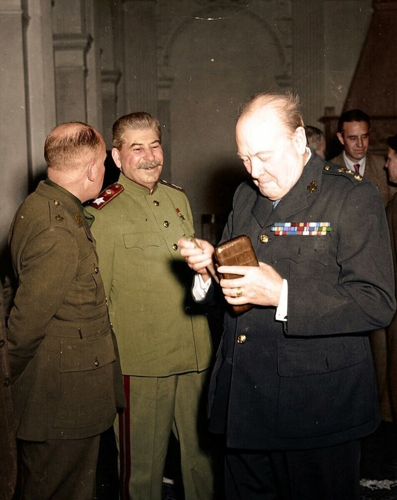 На Ялтинской конференции на фоне Черчилля, тов. Сталин, со своей "одинокой Звездой", смотрится весьма скромно.