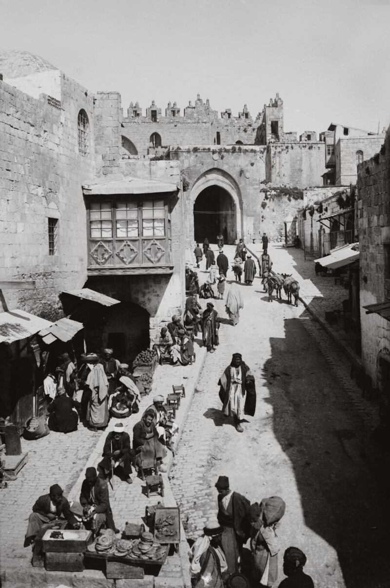 Уличная сцена возле Дамасских ворот. Иерусалим. 1900-1920.