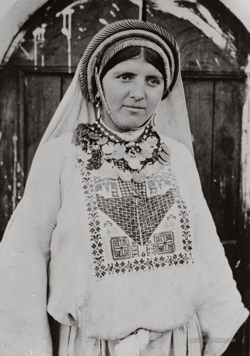 Крестьянская девушка в праздничных украшениях. 1900-1920