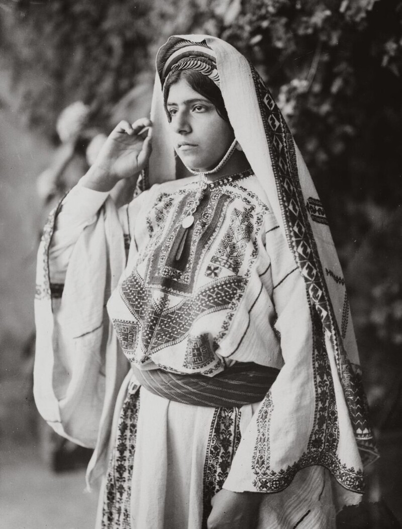 Женщина в вышитом костюме, Рамалла.1898-1914