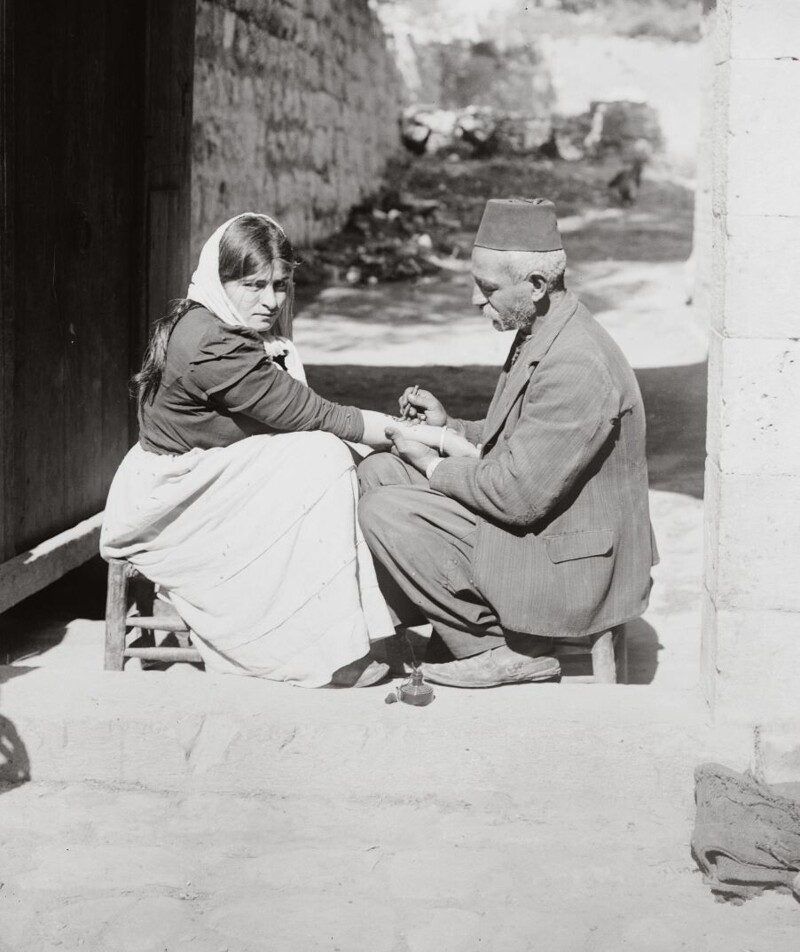 Уличный татуировщик делает тату паломнику . Иерусалим. 1900-1920