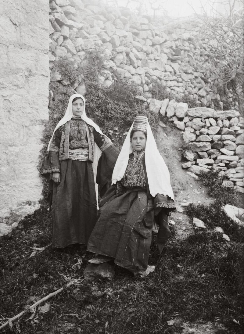 Две женщины позируют в традиционной одежде. Вифлеем. 1898-1914.