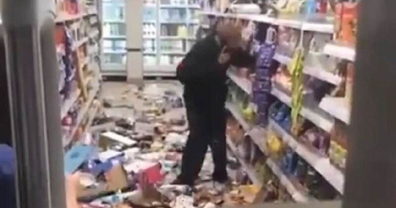 Видео: мужчину попросили надеть маску в супермаркете и он устроил дебош