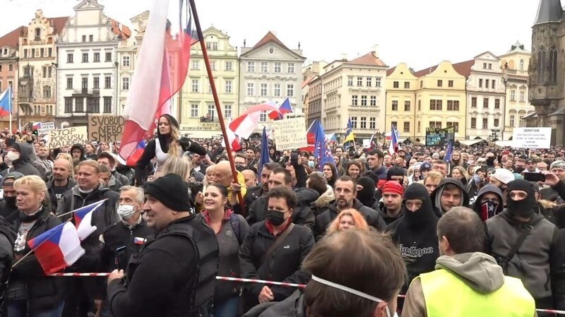 Из-за коронавируса центр Праги стал местом сражений с полицией: видео