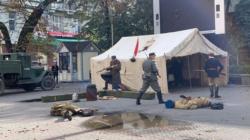Тем временем в параллельной реальности продолжали коваться перемоги. > Бой воинов УПА с солдатами НКВД воспроизвели в центре Ивано-Франковска.
