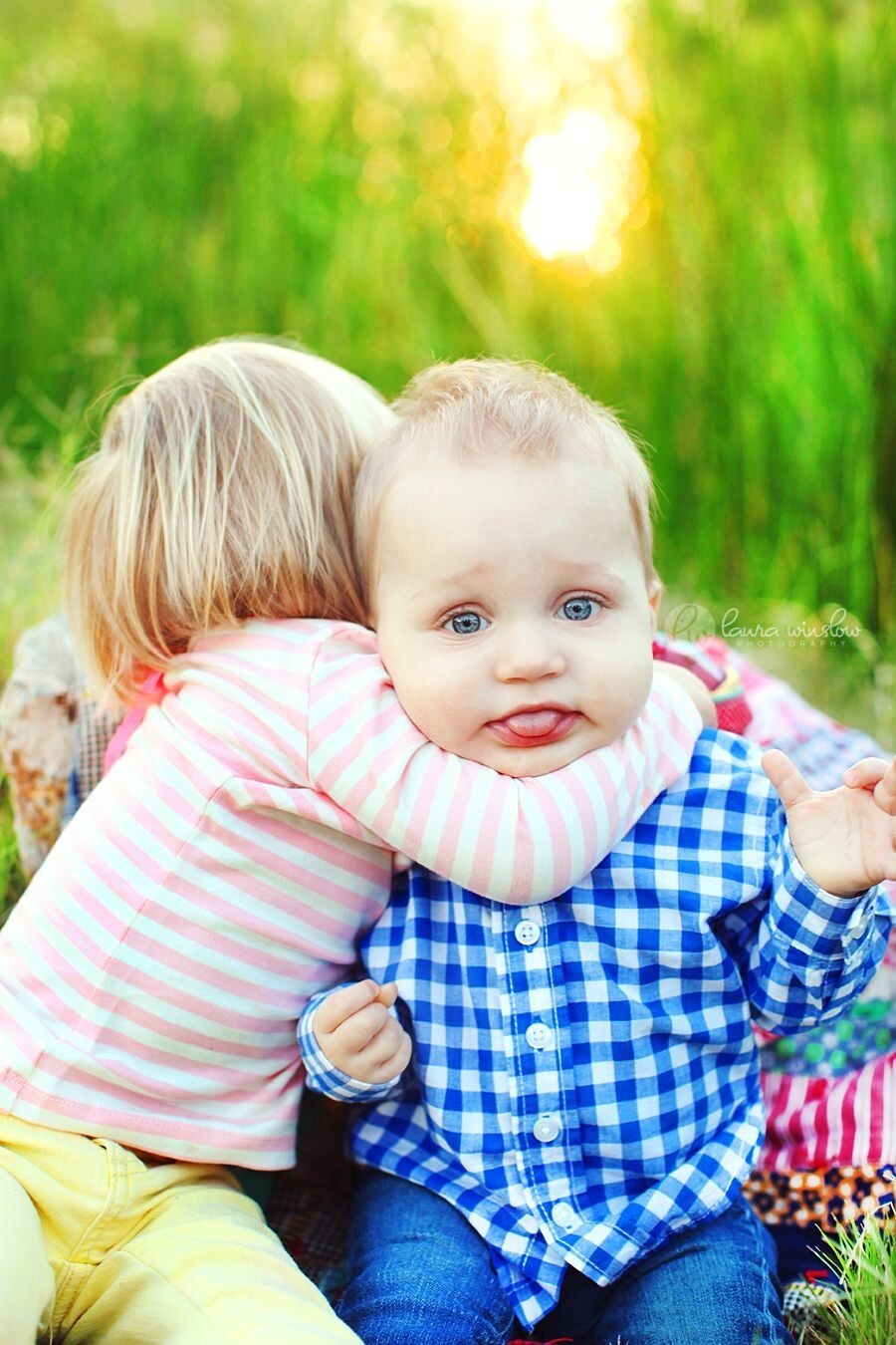 Почему маленькие дети любят. Малыши обнимаются. Объятия детей. Милые дети. Любовь к ребенку.