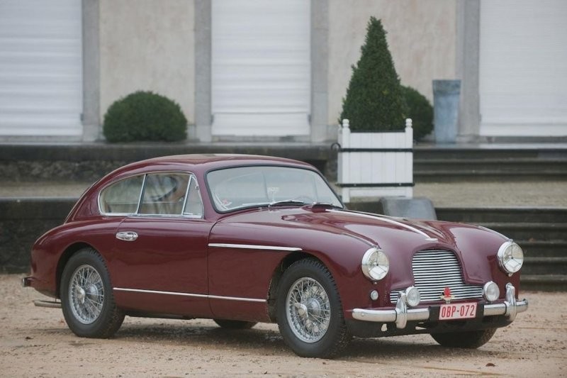8. Aston-Martin DB2/4 Sports Saloon 1955 года продан за € 264,500 (26 350 000 руб.).