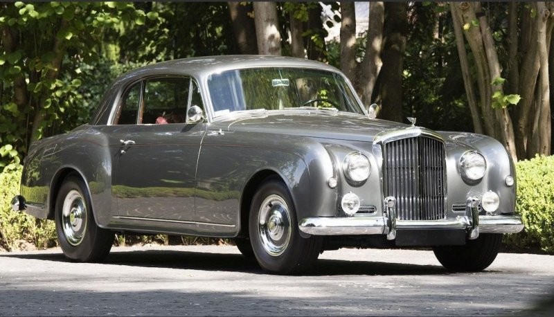 5. Bentley S1 Continental с кузовом от Park Ward 1956 года продали за €368,000 (35 700 000 руб.).