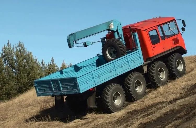Самодельный покоритель Сибири: вездеход, сделанный из автобуса, грузовика и трактора