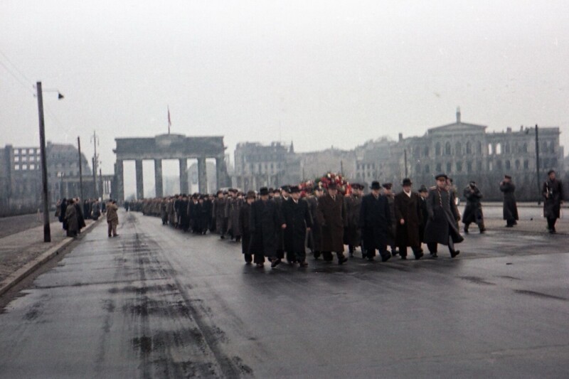 Возложение венков в Берлине 8 мая 1954 года.