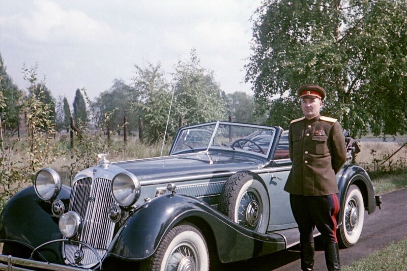 Комендант г.Берлин (апрель 1953 - 23. 06. 1956) генерал-майор Диброва Петр Акимович и его служебный автомобиль Хорьх.