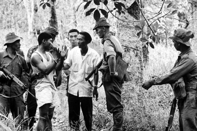 Гуркхи со схваченными партизанами на Борнео, начало 60-х годов