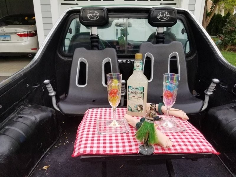 Пикап Subaru с гильотинными дверями и столиком для пикника