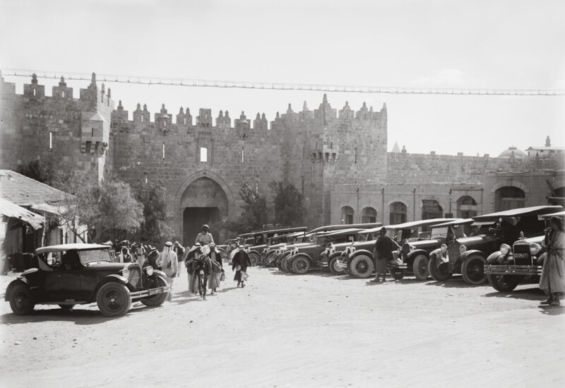 Ряды автомобилей возле Дамасских ворот в Иерусалиме.1934 -1939