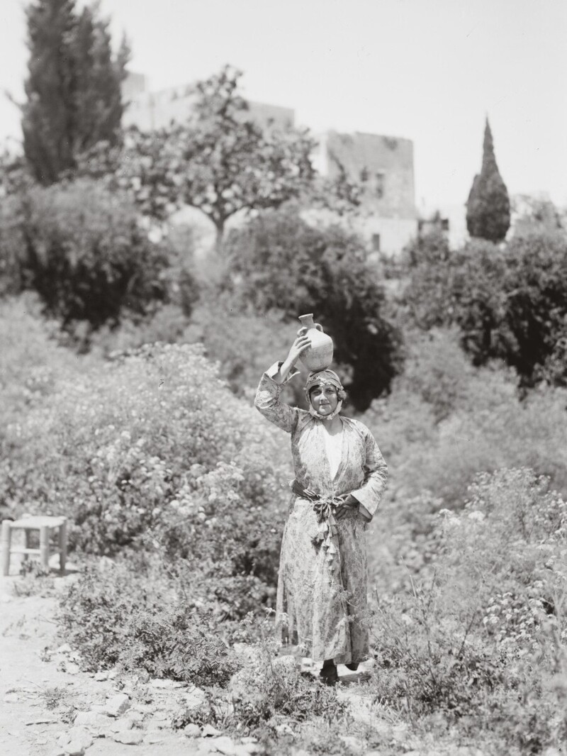 Назаретянка в старинном костюме. 1920 -1933.