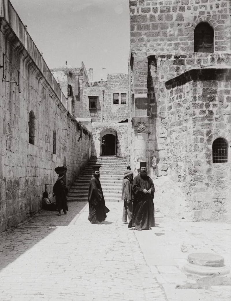 У входа в Церковь Гроба Господня. Иерусалим. 1900-1920.
