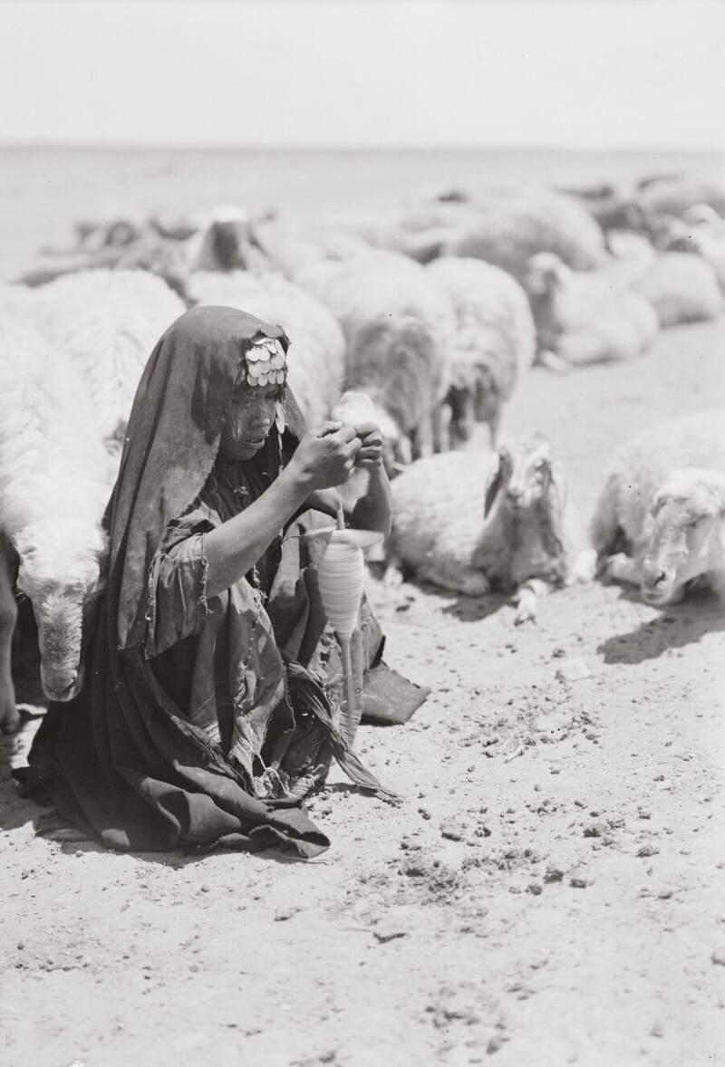 Бедуинка занимается пряжей. Беэр-Шева, 1932