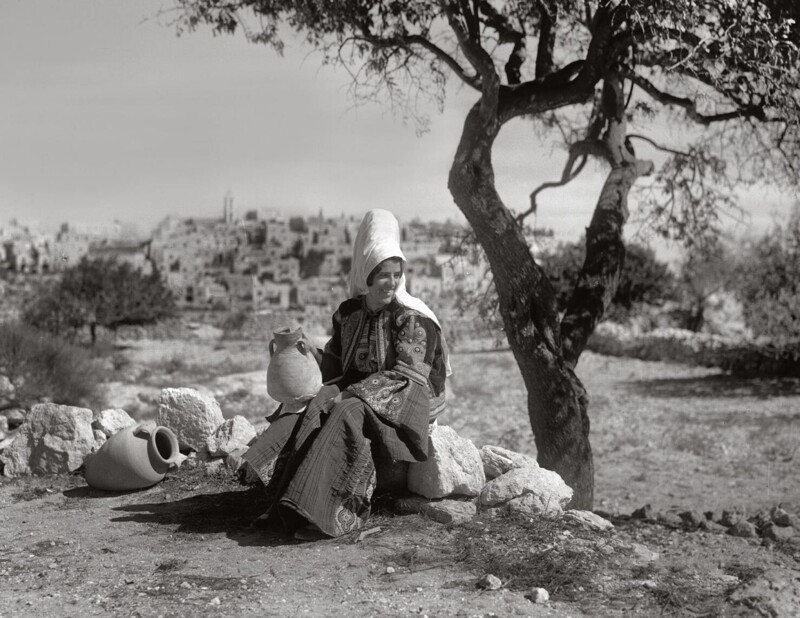 Женщина с кувшином сидит под миндальным деревом. Вифлеем. 1934 -1939.