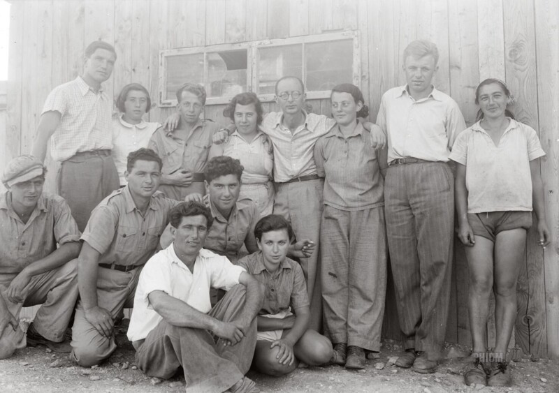 Группа еврейских поселенцев. Еврейские поселения на восточном берегу Галилейского моря, Эйн-Гев. 1934-1939.