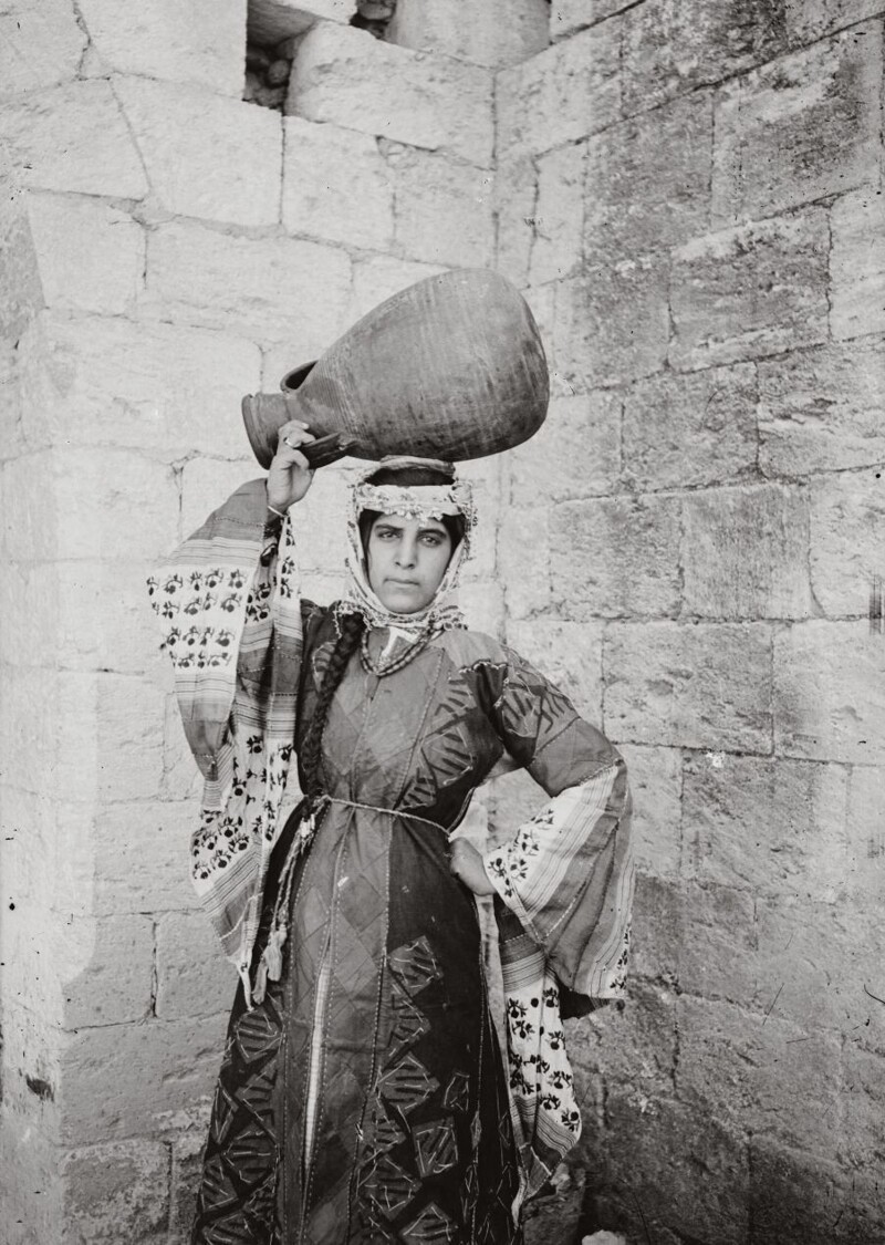 Женщина в традиционном костюме. Назарет. 1900 -1920.
