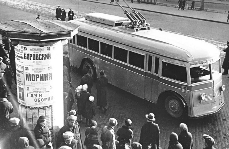 Первый петербургский троллейбус - ретро фото