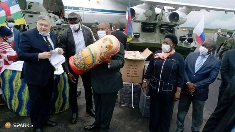 Россия передала Центральноафриканской Республике десять БРДМ-2 и 100 тысяч плюшевых медведей