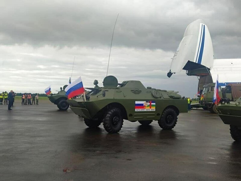 Россия передала Центральноафриканской Республике десять БРДМ-2 и 100 тысяч плюшевых медведей
