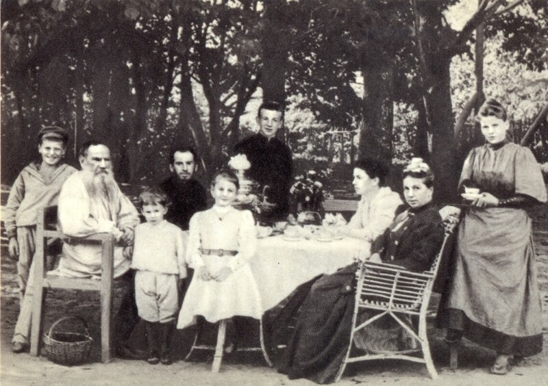 1892 год, Ясная Поляна. Л.Н.Толстой с семьей за чайным столом в парке.