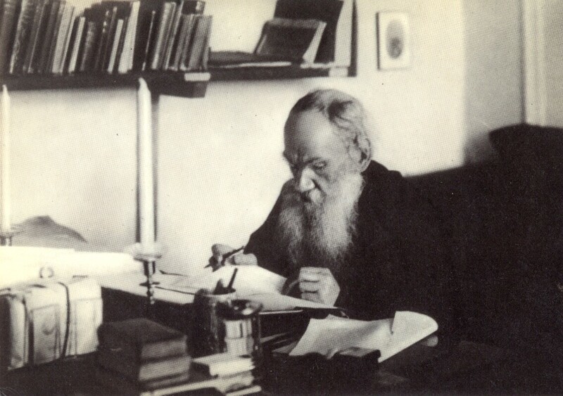 1909 год, Ясная Поляна. Л.Н.Толстой в кабинете за работой