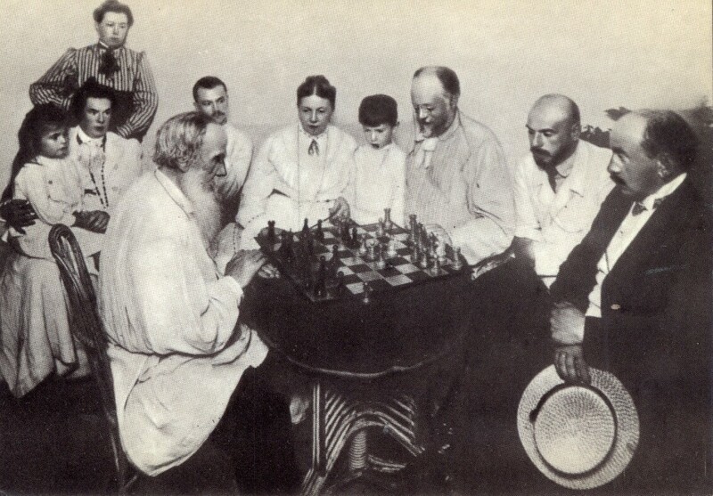 1908 год, Ясная Поляна. Л.Н.Толстой играет в шахматы с М.С.Сухотиным.