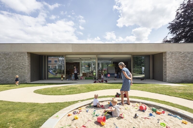 Здание детского сада и библиотеки в Бельгии