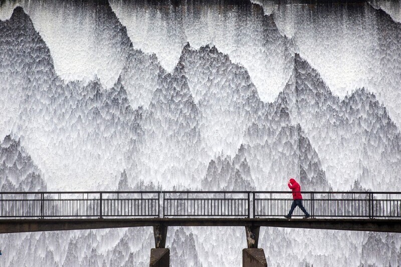 «Мокрая плотина». Вода стекает каскадом по 21-метровой стене плотины в Камбрии. (Фото Andrew McCaren/Royal Meteorological Society’s Weather Photographer of the Year Awards):