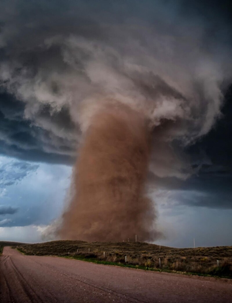 «Красный террор». Невероятный торнадо проносится по сельской местности Колорадо. (Фото Tori Jane Ostberg/Royal Meteorological Society’s Weather Photographer of the Year Awards):