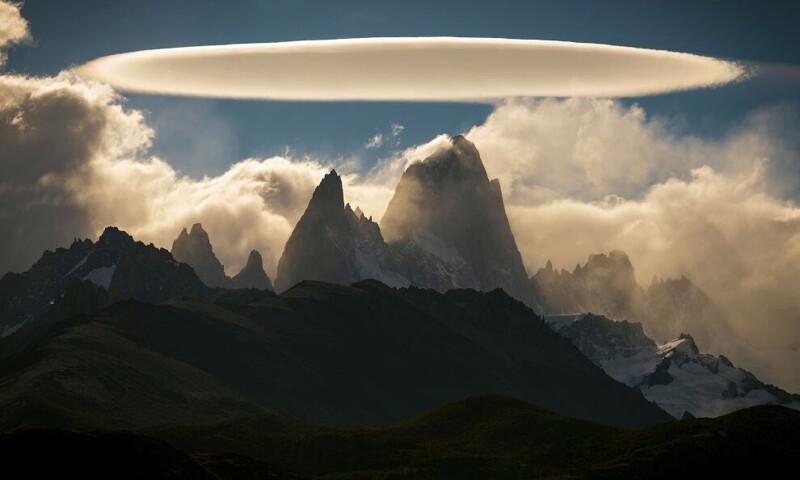 Редкое облако в форме летающей тарелки, известное как линзовидное, в Аргентине. (Фото Francisco Javier Negroni Rodriguez/Royal Meteorological Society’s Weather Photographer of the Year Awards):