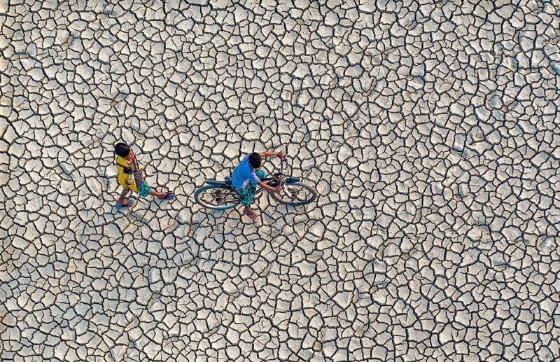 Снимок с дрона запечатлел жителей деревни, пересекающих пораженные засухой поля в Бангладеш. (Фото Abdul Momin/Royal Meteorological Society’s Weather Photographer of the Year Awards):