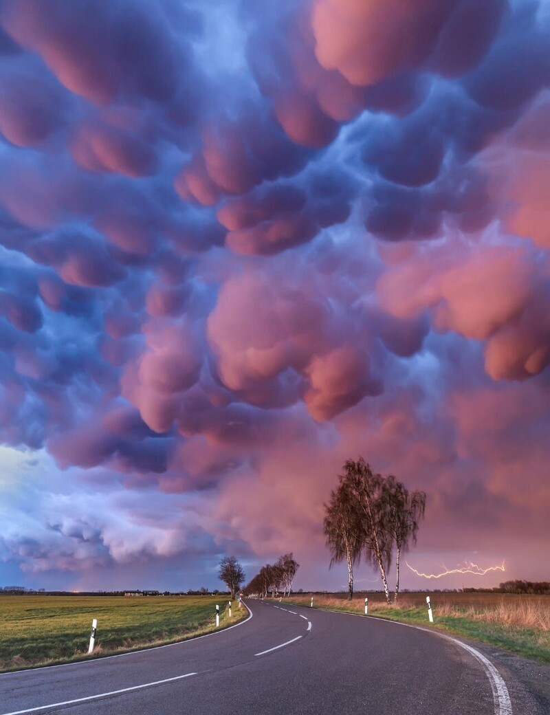 Вымеобразные облака — это тип облаков, которые появляются во время сильной грозы. Они возвышались над Франкфуртом-на-Майне в Германии. (Фото Boris Jordan/Royal Meteorological Society’s Weather Photographer of the Year Awards):