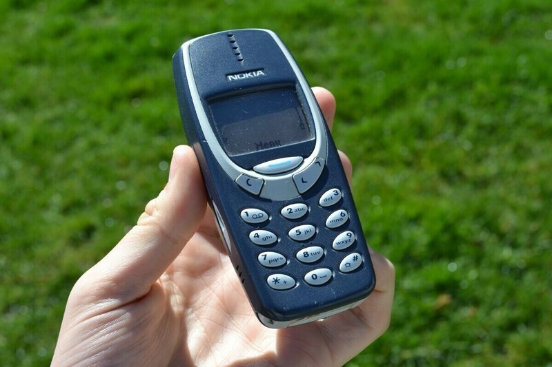 9. Выпущен легендарный телефон Nokia 3310, продажи которого достигли 126 млн аппаратов