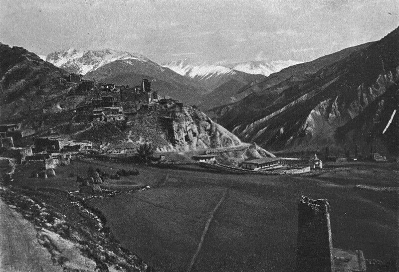Военно-Осетинская дорога. Селение Тиб по Зарамагскому ущелью, вид к Мамисонскому перевалу.