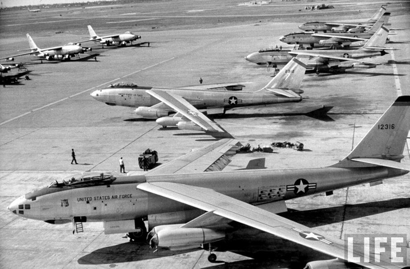 Американские стратегические бомбардировщики B-47 Stratojet на авиабазе МакДилл (MacDill AFB, штат Флорида), первая половина 1950-х годов