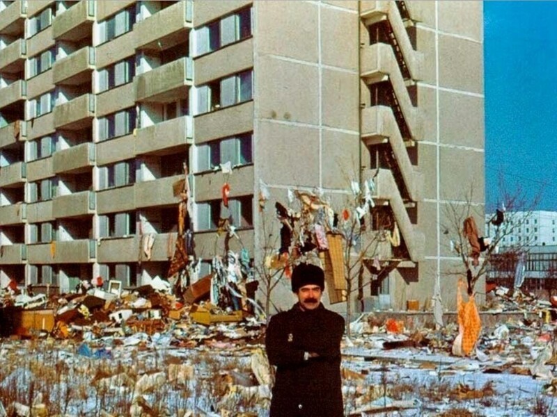 Очистка квартир домов Припяти от бытовых вещей через год после чернобыльской катастрофы. Припять, 1987 год