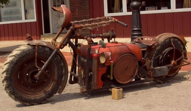 Самодельный мотоцикл американского фермера из деталей старого трактора