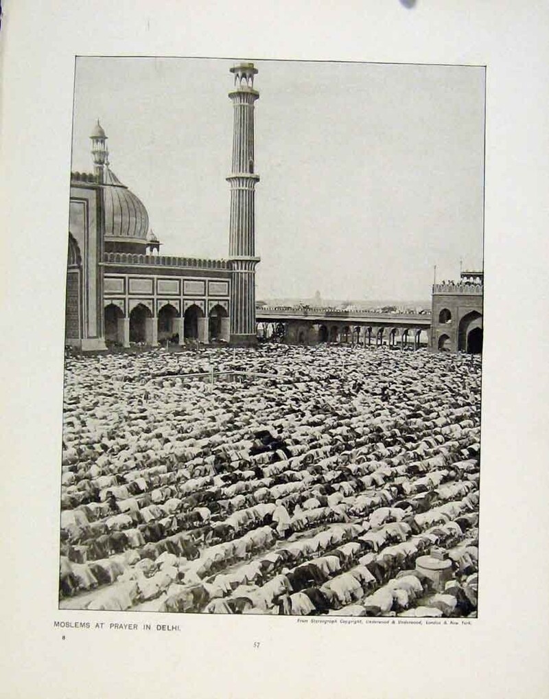 Мусульмане во время молитвы в Дели