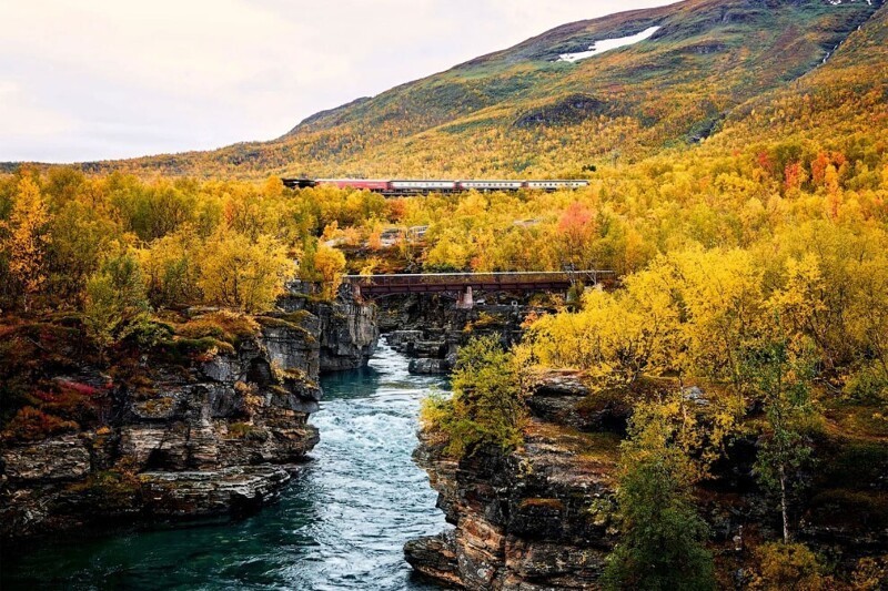 Осенние виды и поезд на севере Швеции. (Фото Tommy Alven):