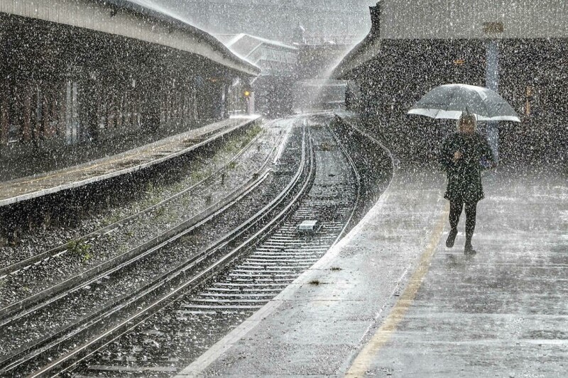"Прогулка под дождем", Лондон, Англия. Фотограф Adrian Campfield