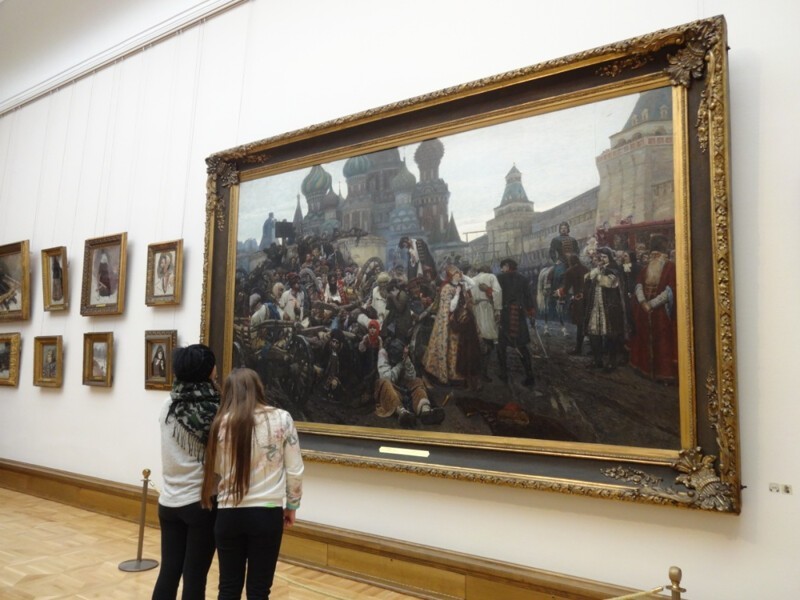 Картина висит в Третьяковской галерее, размер полотна 2,18 на 3,79 метра. Немаленькая: