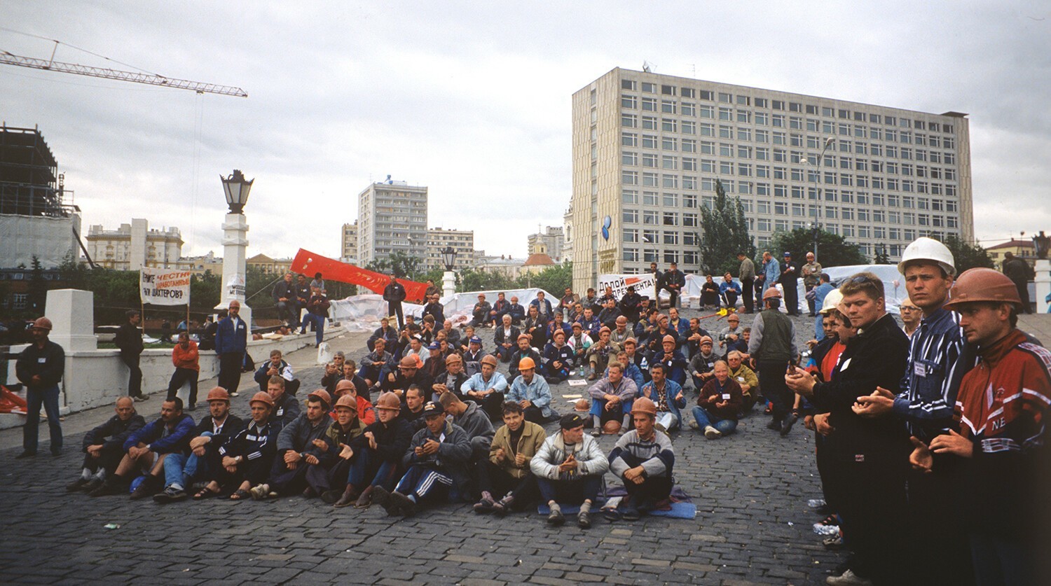 Правительство 1998. Забастовка Шахтеров 1998 горбатый мост. Забастовки Шахтеров в Москве 1990 годы. Шахтеры на горбатом мосту 1998. Забастовки Шахтеров в России 1998 на горбатом мосту.