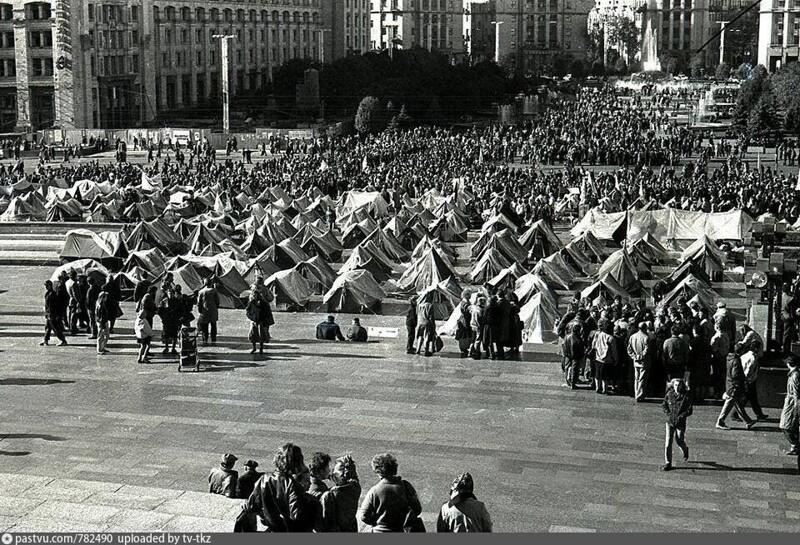 30 лет назад, со 2 по 17 октября 1990 года проходила "Революция на граните" (“нулевой майдан”) — массовая акция протеста украинской советской молодёжи в Киеве