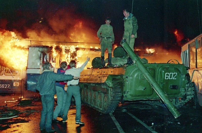 Протестующие сгоняют экипаж БМП у горящих баррикад. Москва, август 1991 года.